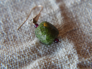 L’avventurina è un quarzo grezzo traslucido, il cui aspetto verde brillante deriva da inclusioni di miche (fuchsite) che riflettono la luce e causano il fenomeno dell’avventurescenza. Si forma nelle rocce magmatiche, nei sedimenti e dei scisti cristallini.