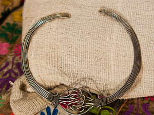 collana in metallo indiana intrecciata .  misura regolabile , indicativamente diam 18 cm