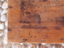 Carica l&#39;immagine nel visualizzatore di Gallery, Baule Coloniale Indiano In Legno Di Teak Con Incisioni In Bronzo. Finemente Lavorato Internamente Con Piccoli Scomparti E Cassettini. Venivano Usate In Genere Dagli Inglesi Per I Continui Spostamenti Per Contenere Spezie, Trucco E Gioielli Di Uso Giornaliero. Pezzo Interamente Originale E Perfettamente Integro, Di Difficile Reperibilità. Databile Fine &#39;800 Primi &#39;900. Dimensioni 57x32 h34cm.