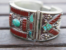 Carica l&#39;immagine nel visualizzatore di Gallery, bracciale in argento con turchese e corallo, cesellatura a rilievo. pezzo unico raro e di difficile lavorazione, parti a sbalzo, incastonatura.  altezza bracciale 4cm spessore massmo 0,5 cm peso 110 gr  per ulteriori info o foto mail info@etniko.it whatsapp 00393338778241
