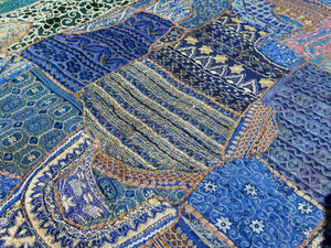 vecchio arazzo in cotone, lavorato artigianalmente a mano con tecnica patchwork.  per ogni pezzo ci possono volere mesi di lavoro sia per i ricami che per la ricerca di elementi, pezzi di tessuto antico, da abbinare all'arazzo.  tipici dell'india del nord, in Rajasthan  l'arazzo in casa è simbolo di fortuna e prosperità.  Pezzo Unico. Ideale come tessuto da appendere a parete ma si puo' impiegare anche come tappeto.    Dimensioni 160x240cm
