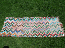 Carica l&#39;immagine nel visualizzatore di Gallery, Tappeto Marocco boucherouite con motivi pastello. Pezzo unico realizzato a mano con nodi con materiali di riciclo, per lo più cotone e lana. Decorativo e molto colorato è bello sia impiegato come tappeto che da appendere a parete. Dimensioni 85x226cm
