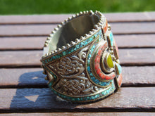 Carica l&#39;immagine nel visualizzatore di Gallery, bracciale in argento con turchese e corallo,  cesellatura a rilievo. pezzo unico raro e di difficile lavorazione, parti a sbalzo, incastonatura.   altezza bracciale 6cm spessore massimo 0,5 cm peso 140 gr     per ulteriori info o foto  mail info@etniko.it whatsapp 00393338778241