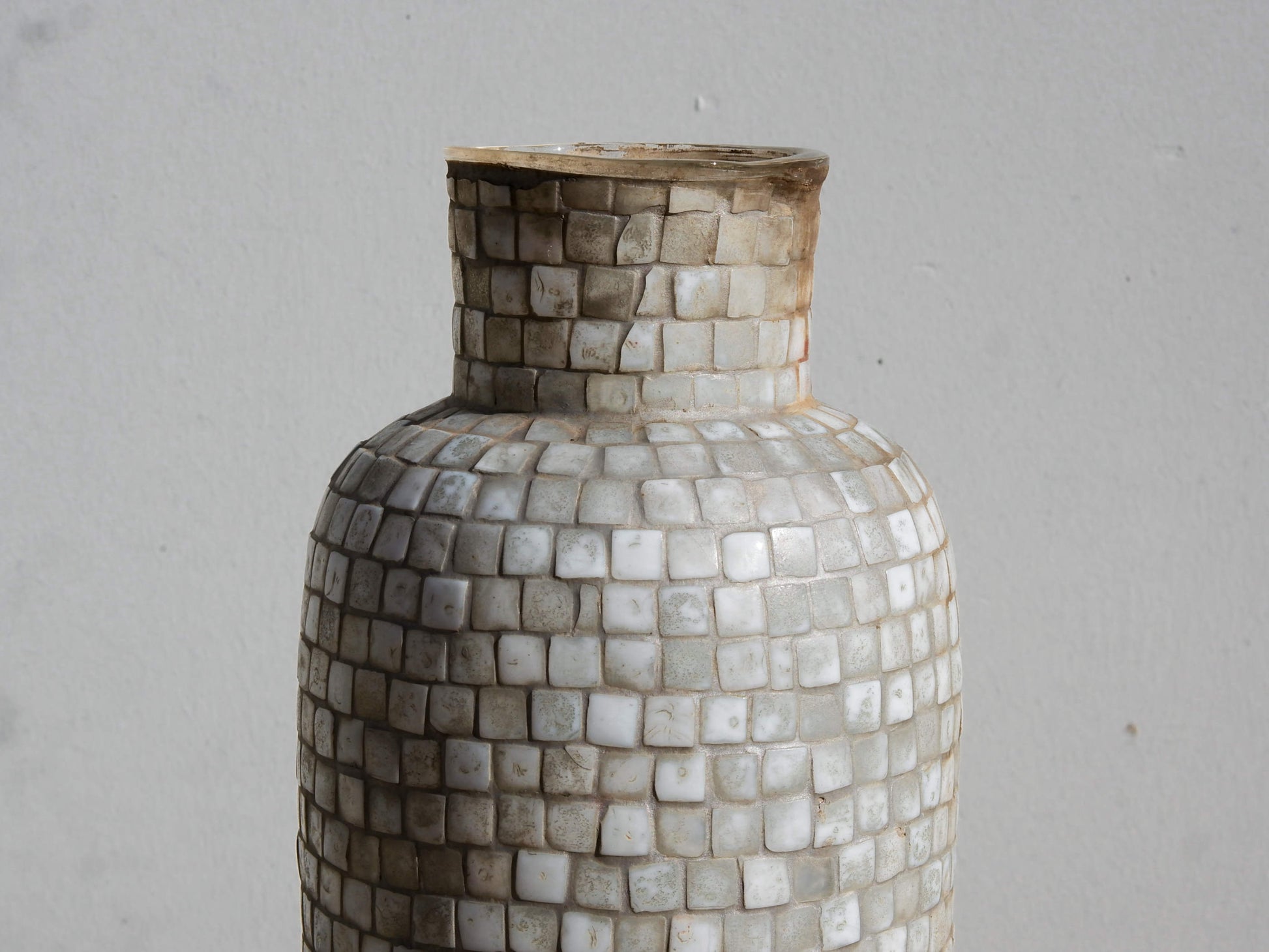 Vaso in vetro a mosaico, lavorato artigianalmente.  Dimensioni Diam16xh34cm.     per info ed ulteriori foto info@etniko.it facebook / instagram : etnikobycrosato 0039 3338778241