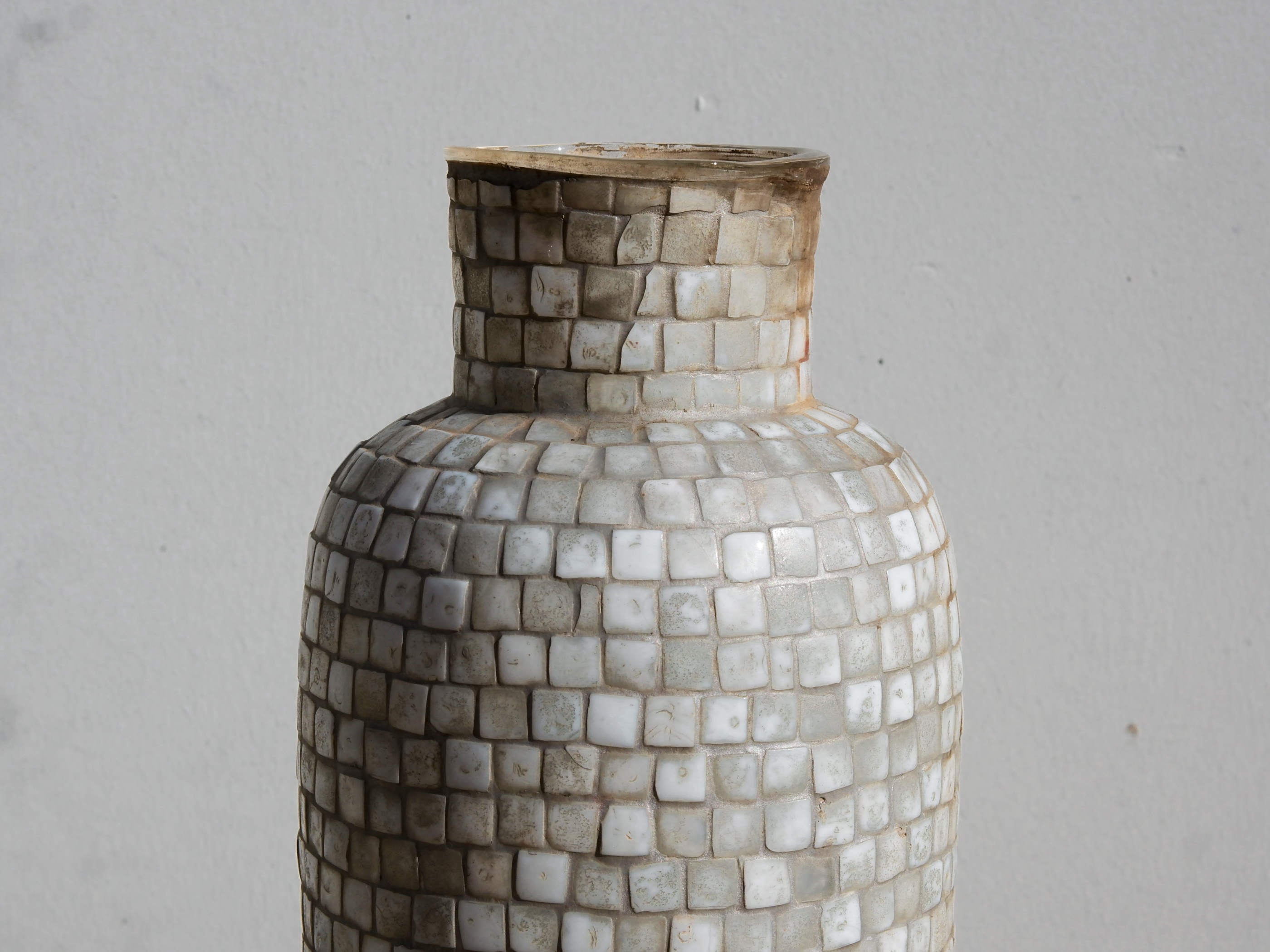 Vaso in vetro a mosaico, lavorato artigianalmente.  Dimensioni Diam16xh34cm.     per info ed ulteriori foto info@etniko.it facebook / instagram : etnikobycrosato 0039 3338778241