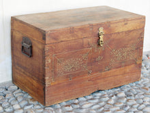 Carica l&#39;immagine nel visualizzatore di Gallery, Baule Coloniale Indiano In Legno Di Teak Con Incisioni In Bronzo. Finemente Lavorato Internamente Con Piccoli Scomparti E Cassettini. Venivano Usate In Genere Dagli Inglesi Per I Continui Spostamenti Per Contenere Spezie, Trucco E Gioielli Di Uso Giornaliero. Pezzo Interamente Originale E Perfettamente Integro, Di Difficile Reperibilità. Databile Fine &#39;800 Primi &#39;900. Dimensioni 57x32 h34cm.
