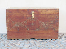 Carica l&#39;immagine nel visualizzatore di Gallery, Baule Coloniale Indiano In Legno Di Teak Con Incisioni In Bronzo. Finemente Lavorato Internamente Con Piccoli Scomparti E Cassettini. Venivano Usate In Genere Dagli Inglesi Per I Continui Spostamenti Per Contenere Spezie, Trucco E Gioielli Di Uso Giornaliero. Pezzo Interamente Originale E Perfettamente Integro, Di Difficile Reperibilità. Databile Fine &#39;800 Primi &#39;900. Dimensioni 57x32 h34cm.
