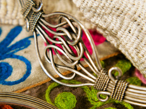 collana in metallo indiana intrecciata .  misura regolabile , indicativamente diam 18 cm
