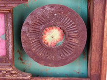 Carica l&#39;immagine nel visualizzatore di Gallery, Baule Coloniale Indiano In Legno Di Teak Con Incisioni In Bronzo. Finemente Lavorato Internamente Con Piccoli Scomparti E Cassettini. Venivano Usate In Genere Dagli Inglesi Per I Continui Spostamenti Per Contenere Spezie, Trucco E Gioielli Di Uso Giornaliero. Pezzo Interamente Originale E Perfettamente Integro, Di Difficile Reperibilità. Databile Fine &#39;800 Primi &#39;900. Dimensioni 57x32 h34cm.