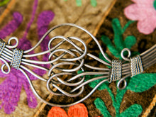 Carica l&#39;immagine nel visualizzatore di Gallery, collana in metallo indiana intrecciata .  misura regolabile , indicativamente diam 18 cm