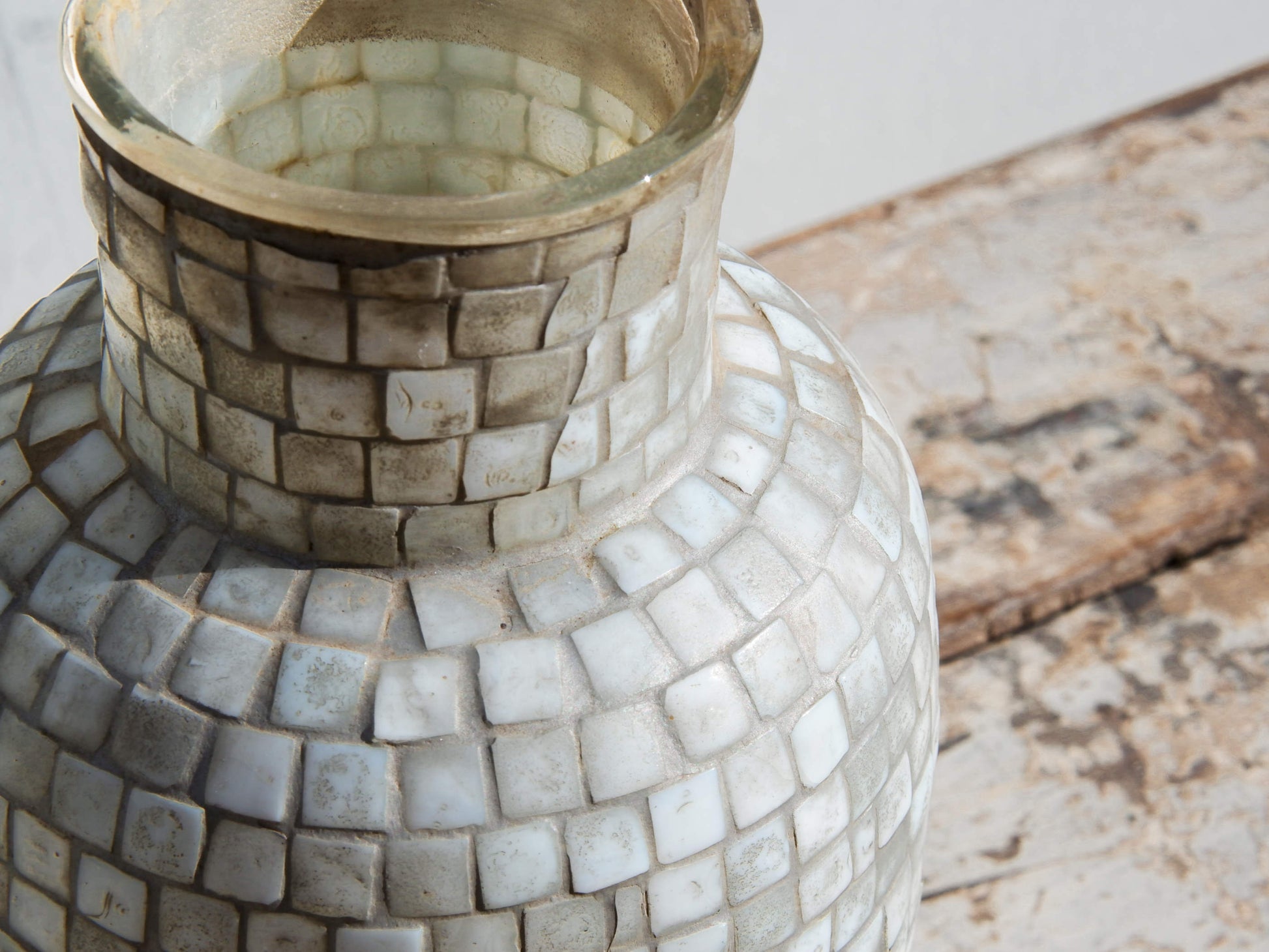 Vaso in vetro a mosaico, lavorato artigianalmente.  Dimensioni Diam16xh34cm.     per info ed ulteriori foto info@etniko.it facebook / instagram : etnikobycrosato 0039 3338778241