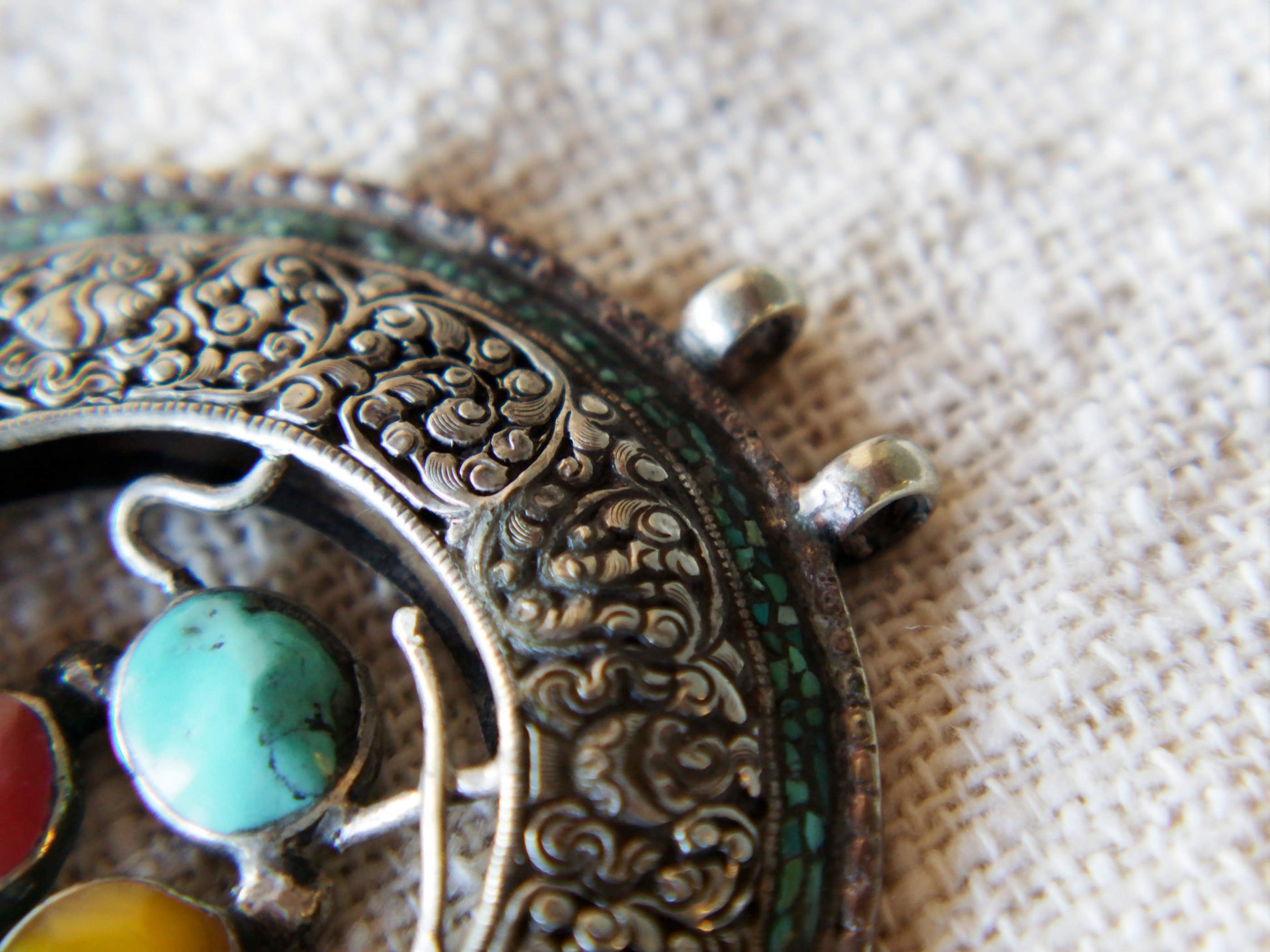 pendaglio tibetano / nepalese in argento 925 con turchesi , corallo e ambra.  pezzo unico lavorato artigianalmente tutto originale ed autentico .  peso 76 grammi  dimensioni 8 x 9 cm  spedizione gratuita   