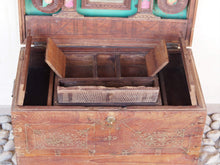 Carica l&#39;immagine nel visualizzatore di Gallery, Baule Coloniale Indiano In Legno Di Teak Con Incisioni In Bronzo. Finemente Lavorato Internamente Con Piccoli Scomparti E Cassettini. Venivano Usate In Genere Dagli Inglesi Per I Continui Spostamenti Per Contenere Spezie, Trucco E Gioielli Di Uso Giornaliero. Pezzo Interamente Originale E Perfettamente Integro, Di Difficile Reperibilità. Databile Fine &#39;800 Primi &#39;900. Dimensioni 57x32 h34cm.