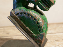 Carica l&#39;immagine nel visualizzatore di Gallery, antica statua indiana hindu raffigurante un cavallo inciso e decato verde antico rajasthan
