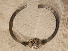 Carica l&#39;immagine nel visualizzatore di Gallery, collana in metallo indiana intrecciata .  misura regolabile , indicativamente diam 18 cm