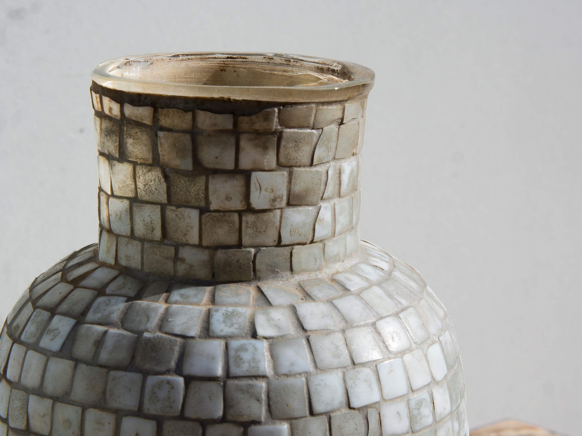 Vaso in vetro a mosaico, lavorato artigianalmente.  Dimensioni Diam16xh34cm.     per info ed ulteriori foto info@etniko.it facebook / instagram : etnikobycrosato 0039 3338778241