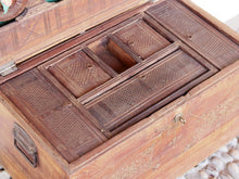 Carica l&#39;immagine nel visualizzatore di Gallery, Baule Coloniale Indiano In Legno Di Teak Con Incisioni In Bronzo. Finemente Lavorato Internamente Con Piccoli Scomparti E Cassettini. Venivano Usate In Genere Dagli Inglesi Per I Continui Spostamenti Per Contenere Spezie, Trucco E Gioielli Di Uso Giornaliero. Pezzo Interamente Originale E Perfettamente Integro, Di Difficile Reperibilità. Databile Fine &#39;800 Primi &#39;900. Dimensioni 57x32 h34cm.