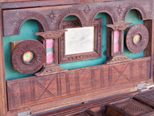 Carica l&#39;immagine nel visualizzatore di Gallery, Baule Coloniale Indiano In Legno Di Teak Con Incisioni In Bronzo. Finemente Lavorato Internamente Con Piccoli Scomparti E Cassettini. Venivano Usate In Genere Dagli Inglesi Per I Continui Spostamenti Per Contenere Spezie, Trucco E Gioielli Di Uso Giornaliero. Pezzo Interamente Originale E Perfettamente Integro, Di Difficile Reperibilità. Databile Fine &#39;800 Primi &#39;900. Dimensioni 57x32 h34cm.