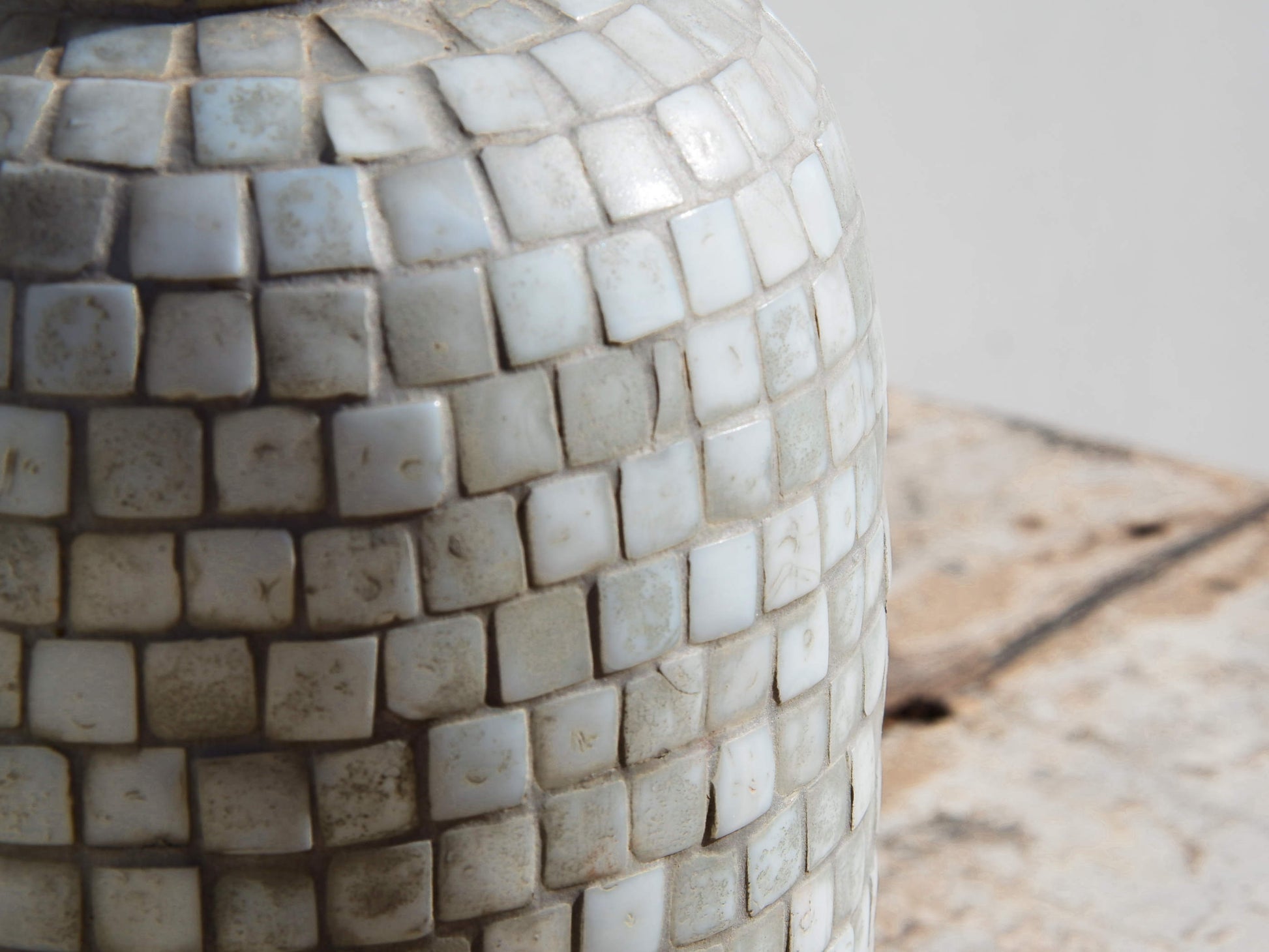 Vaso in vetro a mosaico, lavorato artigianalmente.  Dimensioni Diam16xh34cm.     per info ed ulteriori foto info@etniko.it facebook / instagram : etnikobycrosato 0039 3338778241