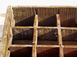 portabibite, scatola , box indiano in legno di teak dipinta 7 UP, internamente con divisori dimensioni 6x6xh7cm .  costruita ed assemblata artigianalmente .  dimensioni esterne 30x46xh12cm   per qualsiasi info, altre foto di articoli simili segui il sito e social whatsapp 0039 3338778241 ig/fb/pinterest : etnikobycrosato info@etniko.it