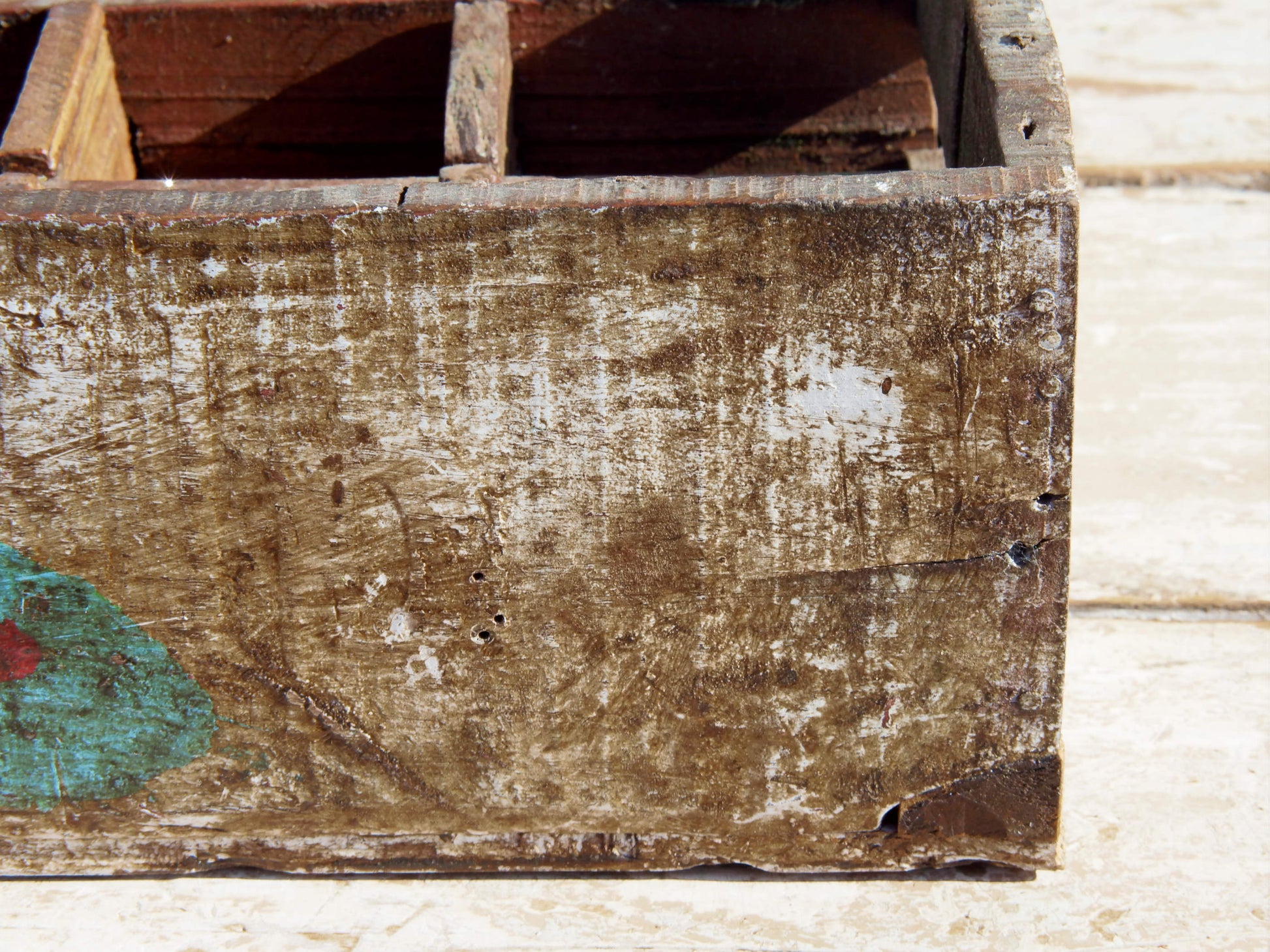 portabibite, scatola , box indiano in legno di teak dipinta 7 UP, internamente con divisori dimensioni 6x6xh7cm .  costruita ed assemblata artigianalmente .  dimensioni esterne 30x46xh12cm   per qualsiasi info, altre foto di articoli simili segui il sito e social whatsapp 0039 3338778241 ig/fb/pinterest : etnikobycrosato info@etniko.it