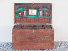 Carica l&#39;immagine nel visualizzatore di Gallery, Baule Coloniale Indiano In Legno Di Teak Con Incisioni In Bronzo. Finemente Lavorato Internamente Con Piccoli Scomparti E Cassettini. Venivano Usate In Genere Dagli Inglesi Per I Continui Spostamenti Per Contenere Spezie, Trucco E Gioielli Di Uso Giornaliero. Pezzo Interamente Originale E Perfettamente Integro, Di Difficile Reperibilità. Databile Fine &#39;800 Primi &#39;900. Dimensioni 57x32 h34cm.