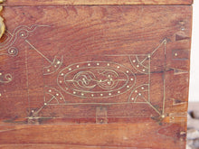 Carica l&#39;immagine nel visualizzatore di Gallery, Baule Coloniale Indiano In Legno Di Teak Con Incisioni In Bronzo. Finemente Lavorato Internamente Con Piccoli Scomparti E Cassettini. Venivano Usate In Genere Dagli Inglesi Per I Continui Spostamenti Per Contenere Spezie, Trucco E Gioielli Di Uso Giornaliero. Pezzo Interamente Originale E Perfettamente Integro, Di Difficile Reperibilità. Databile Fine &#39;800 Primi &#39;900. Dimensioni 57x32 h34cm.