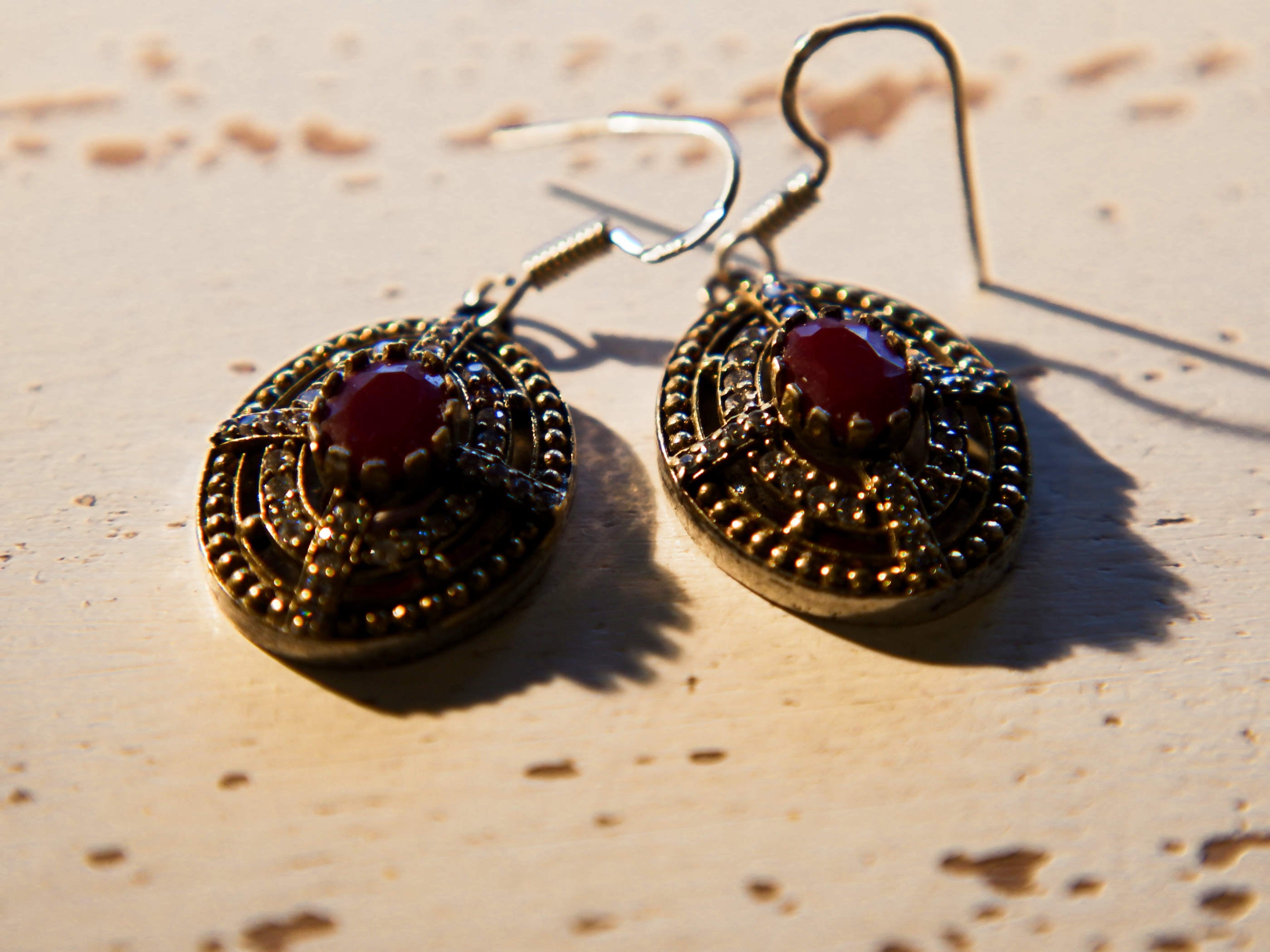 orecchini turchi in stile arabo, argento e radice di rubino . top quality stone , lavorati a mano, cesellati pezzo per pezzo artigianalmente.  misure pendaglio esclusa monachella 2x2 cm, con monachella h totale 4cm peso totale 12gr  per ulteriori info o foto info@etniko.it 0039 3338778241 fb , ig etniko by crosato   