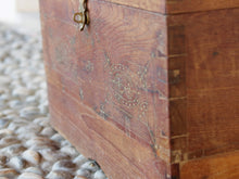 Carica l&#39;immagine nel visualizzatore di Gallery, Baule Coloniale Indiano In Legno Di Teak Con Incisioni In Bronzo. Finemente Lavorato Internamente Con Piccoli Scomparti E Cassettini. Venivano Usate In Genere Dagli Inglesi Per I Continui Spostamenti Per Contenere Spezie, Trucco E Gioielli Di Uso Giornaliero. Pezzo Interamente Originale E Perfettamente Integro, Di Difficile Reperibilità. Databile Fine &#39;800 Primi &#39;900. Dimensioni 57x32 h34cm.