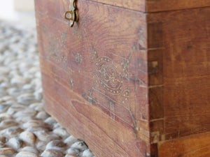 Baule Coloniale Indiano In Legno Di Teak Con Incisioni In Bronzo. Finemente Lavorato Internamente Con Piccoli Scomparti E Cassettini. Venivano Usate In Genere Dagli Inglesi Per I Continui Spostamenti Per Contenere Spezie, Trucco E Gioielli Di Uso Giornaliero. Pezzo Interamente Originale E Perfettamente Integro, Di Difficile Reperibilità. Databile Fine '800 Primi '900. Dimensioni 57x32 h34cm.