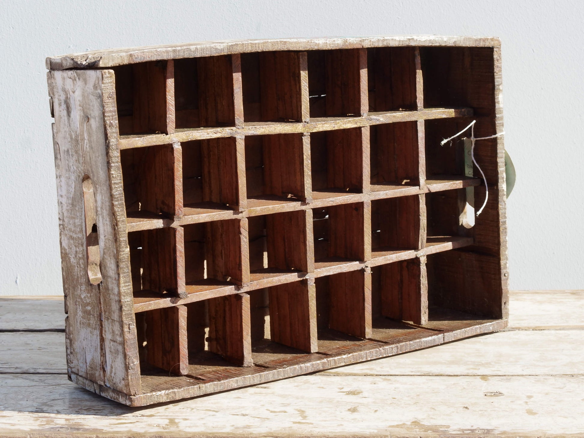 portabibite, scatola , box indiano in legno di teak dipinta 7 UP, internamente con divisori dimensioni 6x6xh7cm .  costruita ed assemblata artigianalmente .  dimensioni esterne 30x46xh12cm   per qualsiasi info, altre foto di articoli simili segui il sito e social whatsapp 0039 3338778241 ig/fb/pinterest : etnikobycrosato info@etniko.it