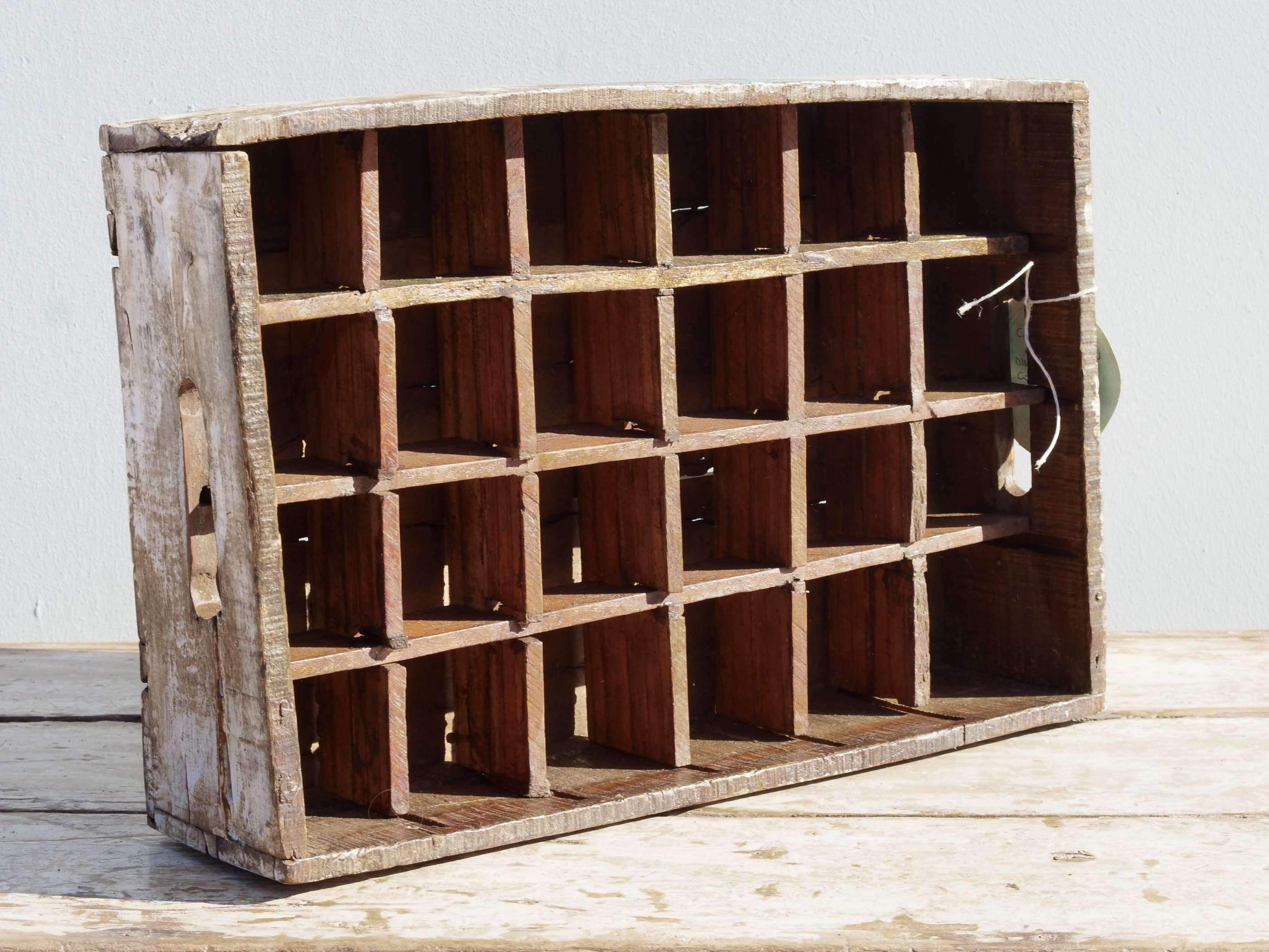 portabibite, scatola , box indiano in legno di teak dipinta 7 UP, internamente con divisori dimensioni 6x6xh7cm .  costruita ed assemblata artigianalmente .  dimensioni esterne 30x46xh12cm   per qualsiasi info, altre foto di articoli simili segui il sito e social whatsapp 0039 3338778241 ig/fb/pinterest : etnikobycrosato info@etniko.it