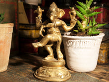 Carica l&#39;immagine nel visualizzatore di Gallery, Formato dalle parole gana (tanti, tutti) e isha (signore), Ganesha significa letteralmente &quot;Signore dei gana&quot; dove gana può essere interpretato come &quot;moltitudine&quot;, facendo assumere al nome il significato di &quot;Signore di tutti gli esseri . Ganesha viene a volte chiamato anche Vighnesvara, &quot;Signore degli ostacoli&quot;, Vinayaka, &quot;colui che rimuove&quot; o anche Pillaiyar. è una divinità molto presente in tutta la cultura induista e venerata come una sorta di &quot;porta fortuna&quot; per molteplici azioni della vita quotidiana.