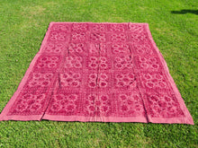 Carica l&#39;immagine nel visualizzatore di Gallery, Telo Indiano in cotone doppio strato, ricamato tono su tono con specchietti,  di color rosso. Può essere impiegato come copridivano, copriletto, tovaglia o tessuto da appendere a parete. Dimensioni 210x245cm