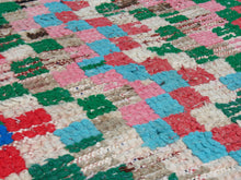 Carica l&#39;immagine nel visualizzatore di Gallery, Tappeto Marocco boucherouite con motivi pastello. Pezzo unico realizzato a mano con nodi con materiali di riciclo, per lo più cotone e lana. Decorativo e molto colorato è bello sia impiegato come tappeto che da appendere a parete. Dimensioni 85x226cm