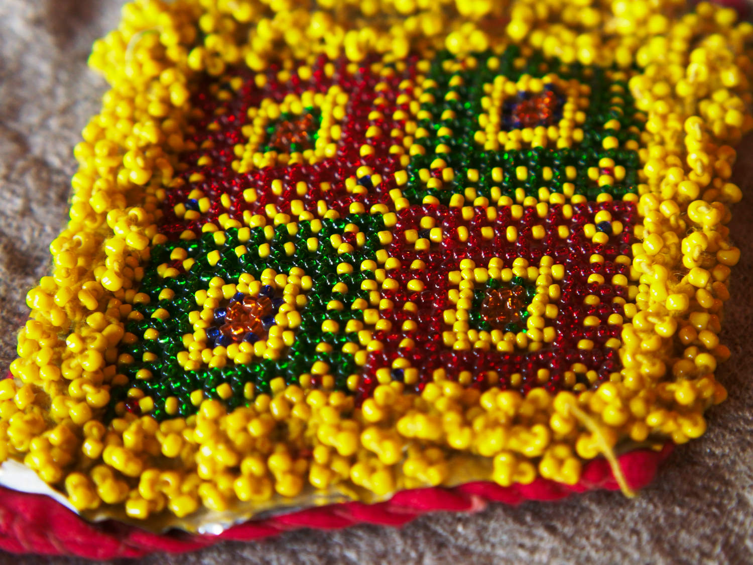 vecchio tessuto indiano ricamato , pezzo unico lavorato a mano in ogni parte con filo in cotone , filo oro e perline . tipico del gujarat usato come decoro ed addobbo .  misure 14x12 x1 cm indicative ( + / - 1 cm)  peso 40/45 gr  indicare sull'ordine il numero scelto