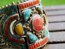 Carica l&#39;immagine nel visualizzatore di Gallery, bracciale in argento con turchese e corallo,  cesellatura a rilievo. pezzo unico raro e di difficile lavorazione, parti a sbalzo, incastonatura.   altezza bracciale 6cm spessore massimo 0,5 cm peso 140 gr     per ulteriori info o foto  mail info@etniko.it whatsapp 00393338778241
