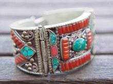Carica l&#39;immagine nel visualizzatore di Gallery, bracciale in argento con turchese e corallo, cesellatura a rilievo. pezzo unico raro e di difficile lavorazione, parti a sbalzo, incastonatura.  altezza bracciale 4cm spessore massmo 0,5 cm peso 110 gr  per ulteriori info o foto mail info@etniko.it whatsapp 00393338778241