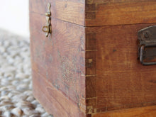 Carica l&#39;immagine nel visualizzatore di Gallery, Baule Coloniale Indiano In Legno Di Teak Con Incisioni In Bronzo. Finemente Lavorato Internamente Con Piccoli Scomparti E Cassettini. Venivano Usate In Genere Dagli Inglesi Per I Continui Spostamenti Per Contenere Spezie, Trucco E Gioielli Di Uso Giornaliero. Pezzo Interamente Originale E Perfettamente Integro, Di Difficile Reperibilità. Databile Fine &#39;800 Primi &#39;900. Dimensioni 57x32 h34cm.