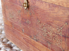 Carica l&#39;immagine nel visualizzatore di Gallery, Baule Coloniale Indiano In Legno Di Teak Con Incisioni In Bronzo. Finemente Lavorato Internamente Con Piccoli Scomparti E Cassettini. Venivano Usate In Genere Dagli Inglesi Per I Continui Spostamenti Per Contenere Spezie, Trucco E Gioielli Di Uso Giornaliero. Pezzo Interamente Originale E Perfettamente Integro, Di Difficile Reperibilità. Databile Fine &#39;800 Primi &#39;900. Dimensioni 57x32 h34cm.