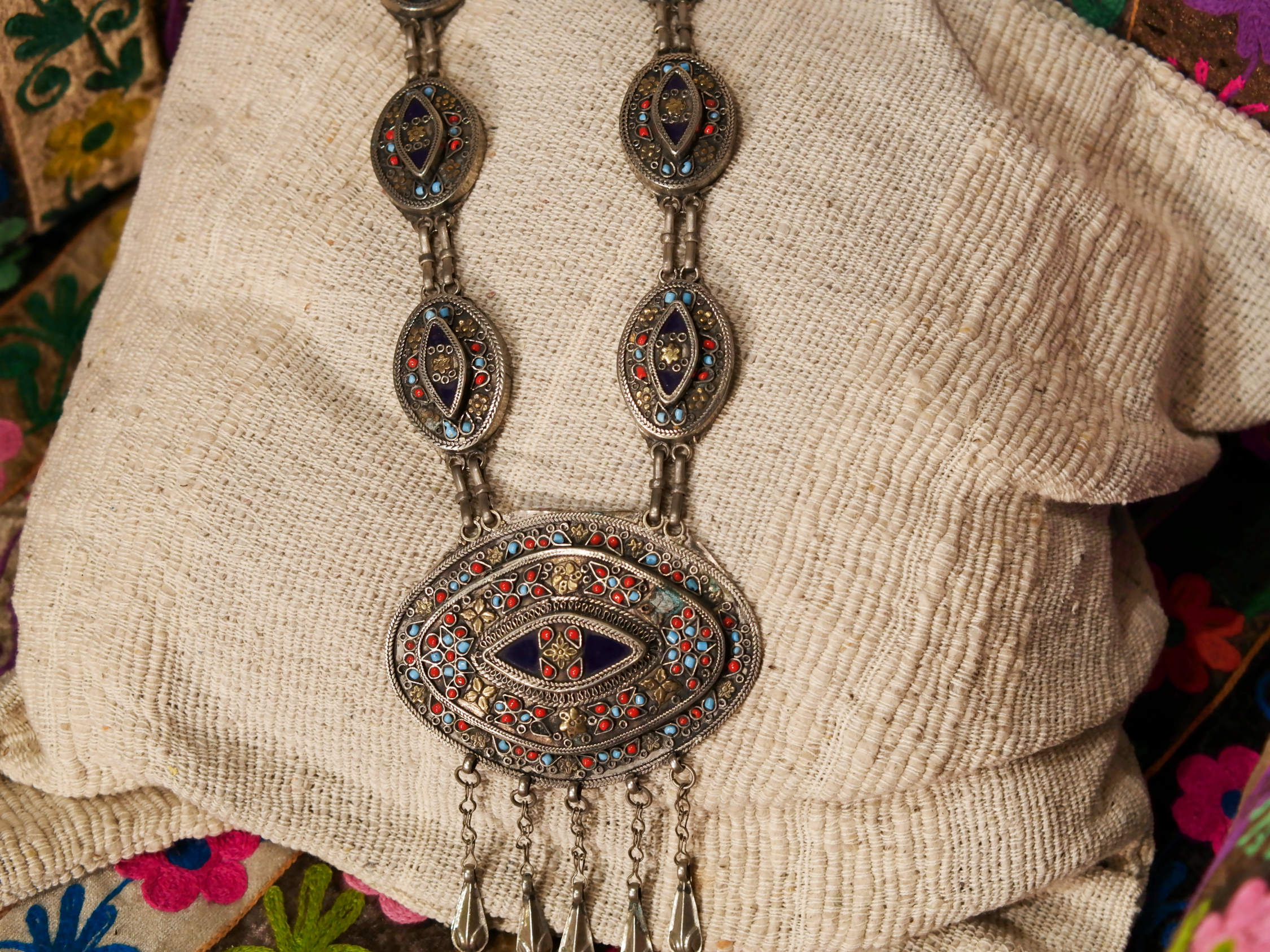 collana in argento , corallo , turchese e pasta vitrea  pezzo unico finemente lavorato con incisioni tipiche arabo islamiche , geometrie e colori dellazona afgana  lavorata artigianalmente la collana è unica e di difficile reperibilità  per ulteriori info e foto ( non solo su questo articolo ma su tutto il catalogo ) contattare via mail o whatsapp