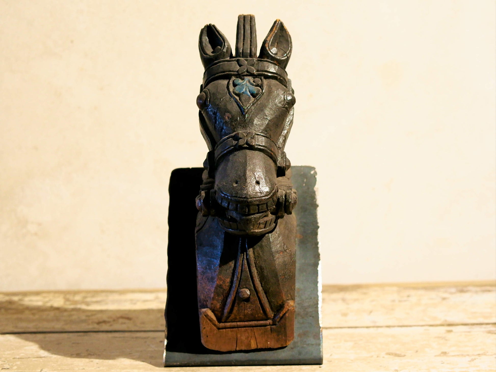 antica statua indiana hindu raffigurante un cavallo inciso in teak naturale