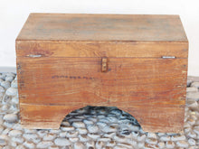 Carica l&#39;immagine nel visualizzatore di Gallery, Baule Coloniale Indiano In Legno Di Teak Con Incisioni In Bronzo. Finemente Lavorato Internamente Con Piccoli Scomparti E Cassettini. Venivano Usate In Genere Dagli Inglesi Per I Continui Spostamenti Per Contenere Spezie, Trucco E Gioielli Di Uso Giornaliero. Pezzo Interamente Originale E Perfettamente Integro, Di Difficile Reperibilità. Databile Fine &#39;800 Primi &#39;900. Dimensioni 57x32 h34cm.