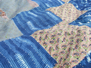 Tessuto Indiano lavorato a patchwork, stampato e ricamato in cotone doppio strato double face. Molto Colorato e Decorativo, può essere impiegato come copridivano, copriletto o tessuto da appendere a parete. Dimensioni 240x280cm