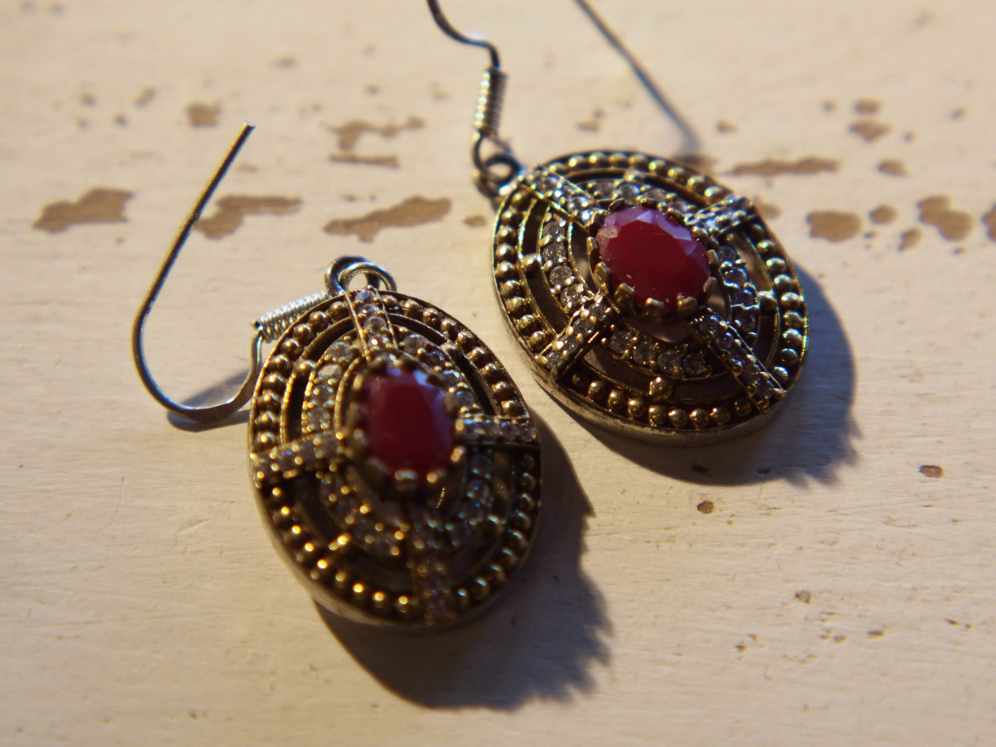 orecchini turchi in stile arabo, argento e radice di rubino . top quality stone , lavorati a mano, cesellati pezzo per pezzo artigianalmente.  misure pendaglio esclusa monachella 2x2 cm, con monachella h totale 4cm peso totale 12gr  per ulteriori info o foto info@etniko.it 0039 3338778241 fb , ig etniko by crosato   