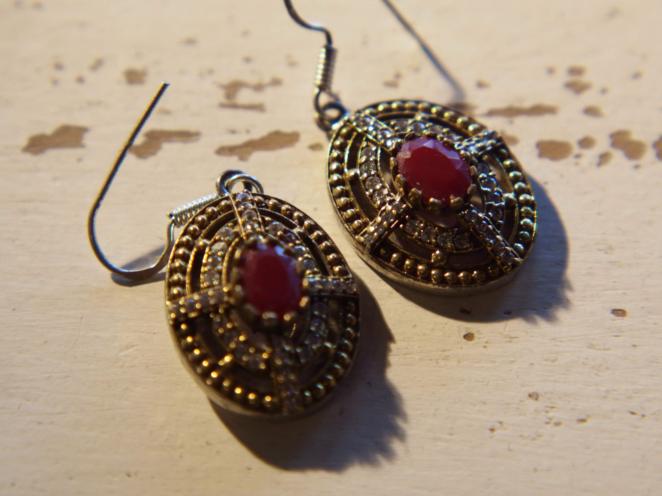 orecchini turchi in stile arabo, argento e radice di rubino . top quality stone , lavorati a mano, cesellati pezzo per pezzo artigianalmente.  misure pendaglio esclusa monachella 2x2 cm, con monachella h totale 4cm peso totale 12gr  per ulteriori info o foto info@etniko.it 0039 3338778241 fb , ig etniko by crosato   