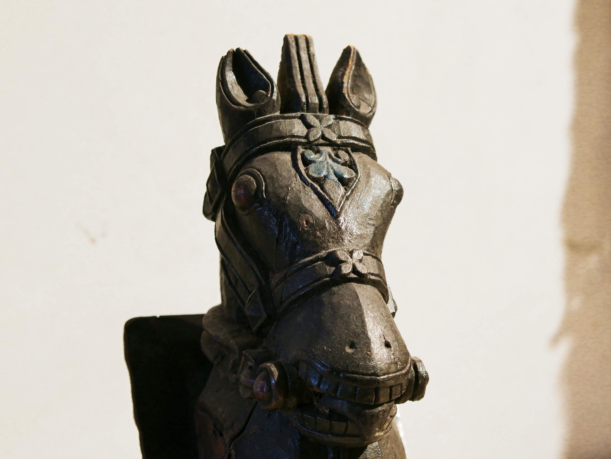 antica statua indiana hindu raffigurante un cavallo inciso in teak naturale