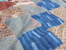 Carica l&#39;immagine nel visualizzatore di Gallery, Tessuto Indiano lavorato a patchwork, stampato e ricamato in cotone doppio strato double face. Molto Colorato e Decorativo, può essere impiegato come copridivano, copriletto o tessuto da appendere a parete. Dimensioni 240x280cm