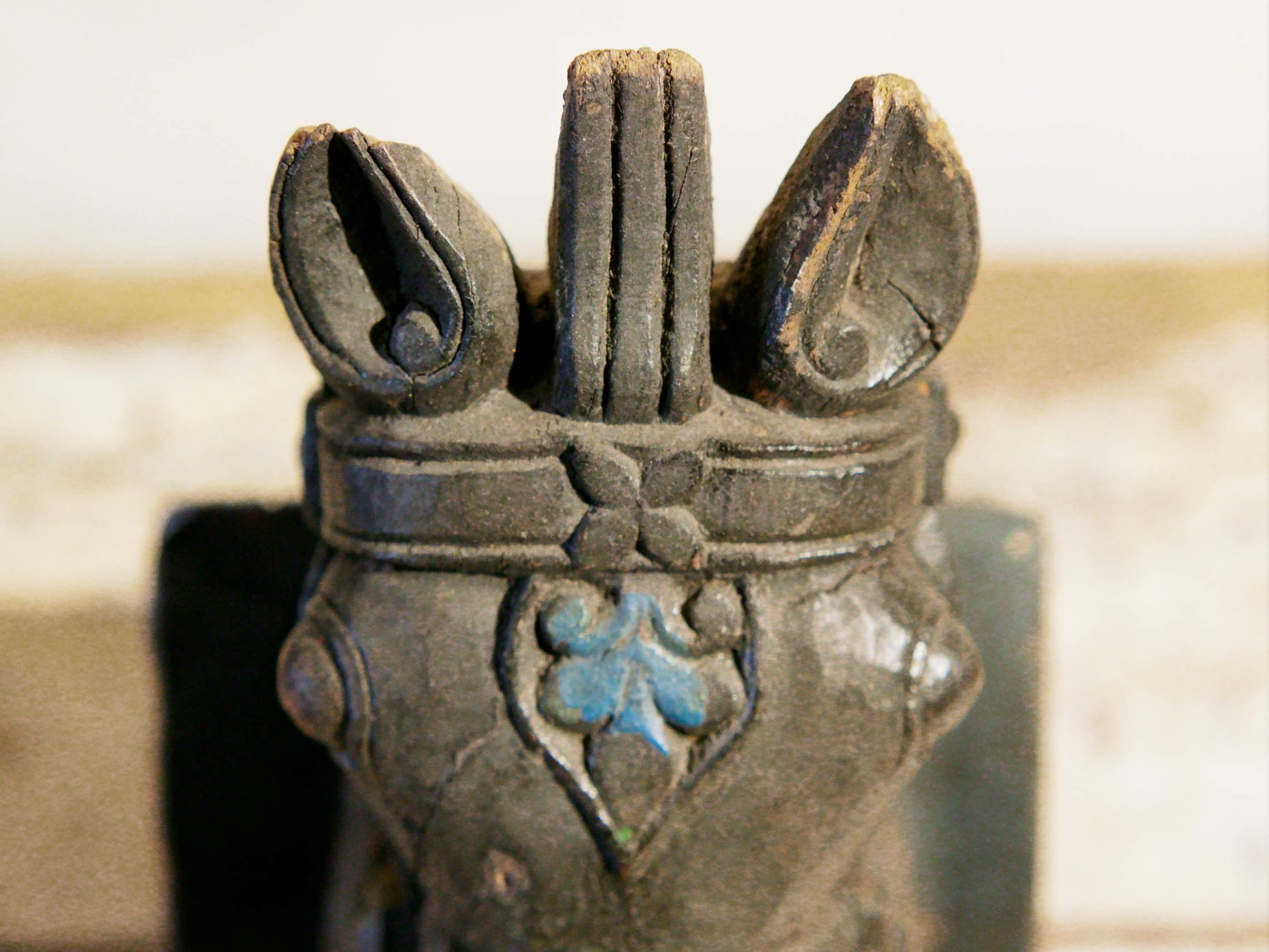 antica statua indiana hindu raffigurante un cavallo inciso in teak naturale