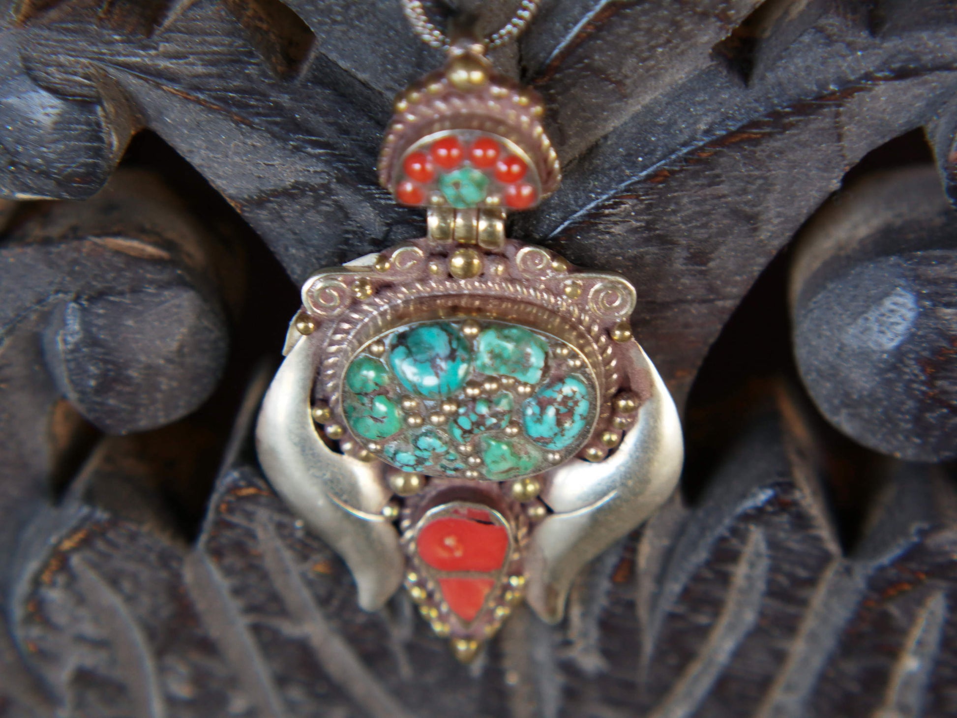 pendaglio tibetano / nepalese in argento con turchesi e corallo  pezzo unico lavorato artigianalmente tutto originale ed autentico .  cesellato ed inciso con i simboli del buon auspicio tibetano .  peso 24 gr  dimensioni 6x4x1 cm